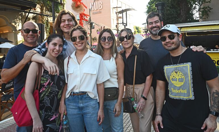 Gustavo Pérez, Enzo Benavente, Tatiana Pereira, Rebeca Pérez, Gabriela Pérez; Fabrizio y Zunilda Benavente, y Brice Agüero.