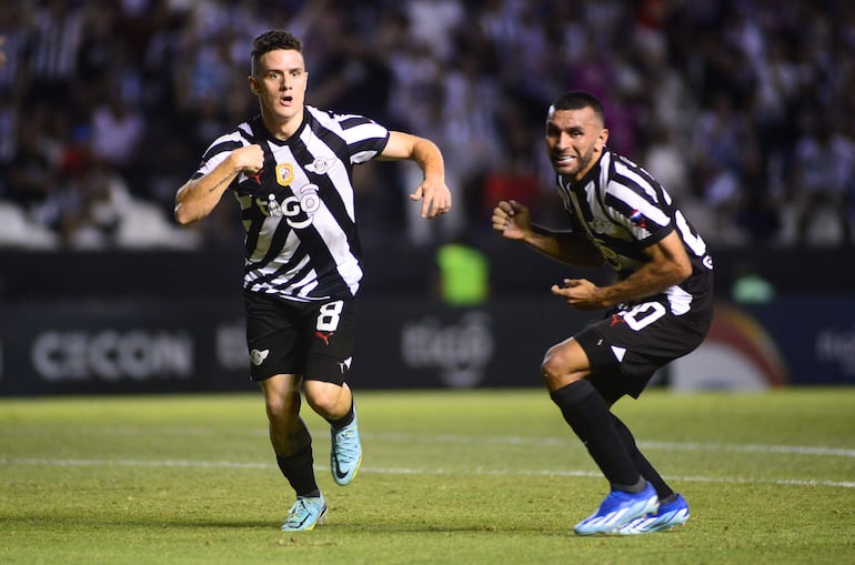 El argentino Bautista Merlini (i), jugador de Libertad, celebra un gol ante Cerro Porteño  en un partido del torneo Clausura 2023 disputado en el estadio La Huerta, en Asunción.
