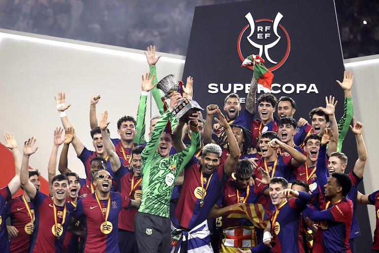 Los jugadores del FC Barcelona celebran la victoria con el trofeo tras el partido de la final de la Supercopa de España de fútbol entre el Real Madrid y el FC Barcelona, este domingo en Yeda, Arabia Saudí.