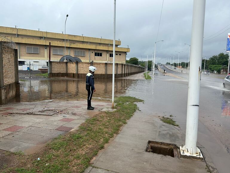 La inundación se extiende hacia la subestática de la ANDE ubicada en la zona.