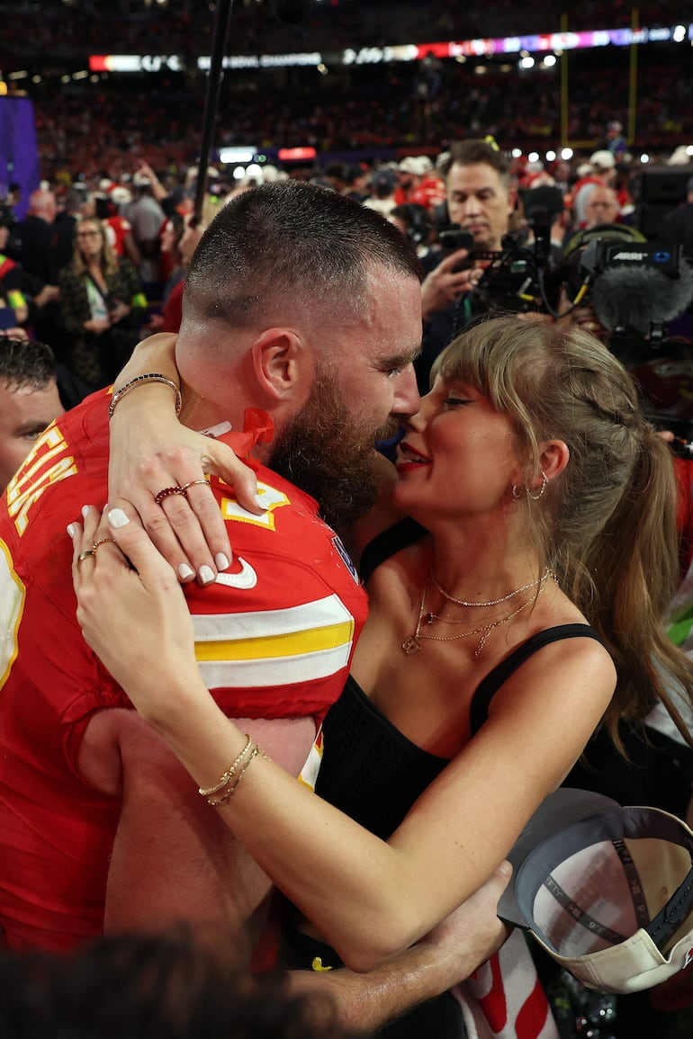 ¡Esas miraditas! La enamorada Taylor Swift hizo un viaje de Japón hasta Los Ángeles para estar presente en el Super Bowl en Las Vegas. Todo valió la pena porque pudo ver triunfar a Travis Kelce y los Kansas City. (Ezra Shaw/Getty Images/AFP)
