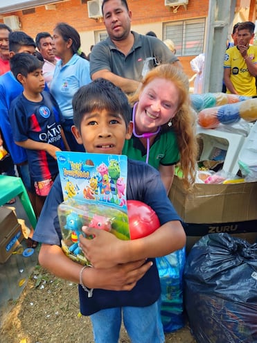 Un niño ayoreo exterioriza su felicidad por el obsequio recibido por parte del grupo de voluntarios del "Hospital de los juguetes".