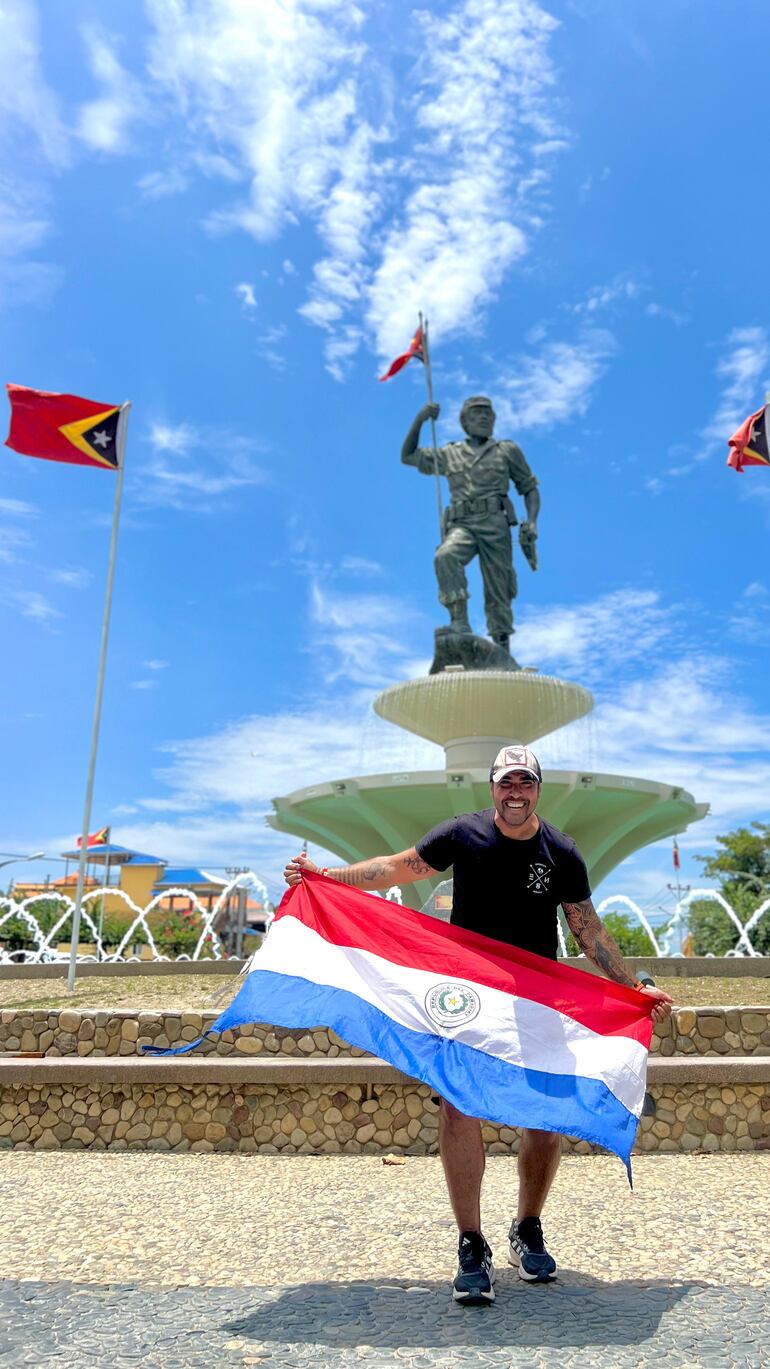 En Dili, Timor Oriental, Gerardo Franco con la tricolor presente. (Gentileza)