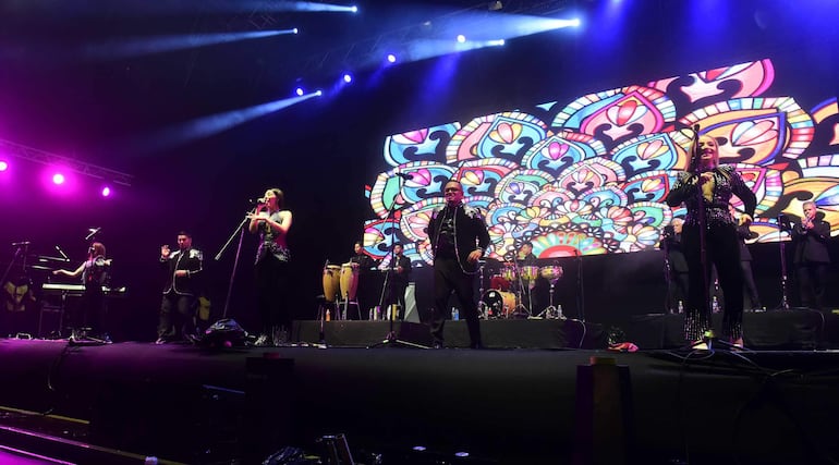 La Sonora Dinamita ofreció un show alegre y muy conectado con el público durante el festival "Asunción baila cumbia" en el Jockey Club.