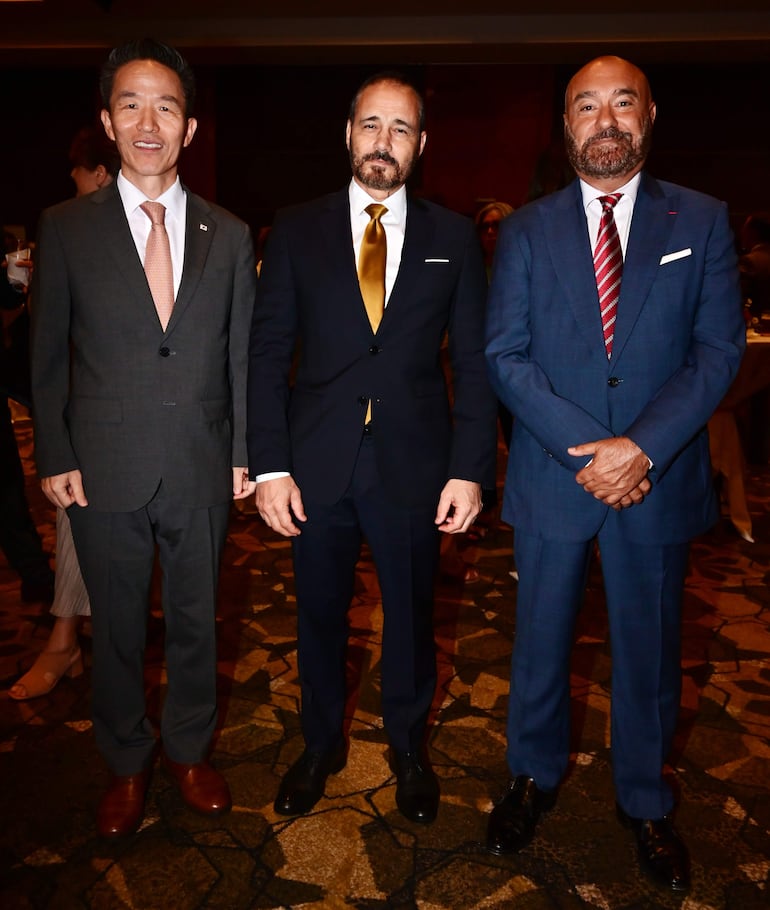 Chan-sik Yoon, embajador de Corea; Badreddine Abd El Moumni, embajador de Marruecos y Pierre-Christian Soccoja, embajador de Francia. 