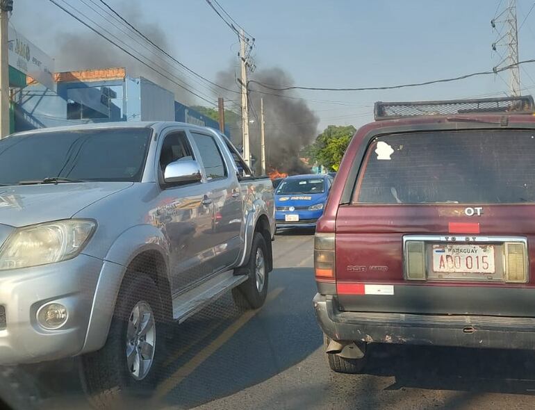 Otra imagen del vehículo incendiado.