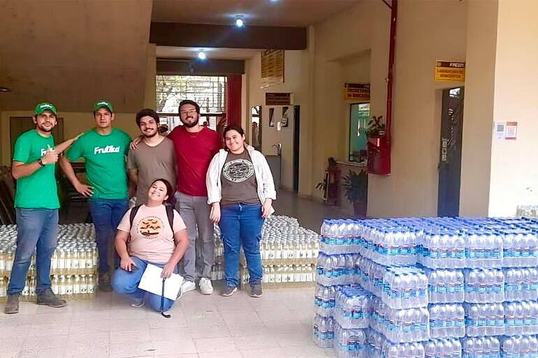 Donación de agua y jugos a los bomberos que combaten el fuego en todo el país.