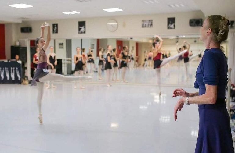 La maestra francesa Nathalie Quernet dictará desde este lunes, en Asunción, un curso de perfeccionamiento para bailarines.