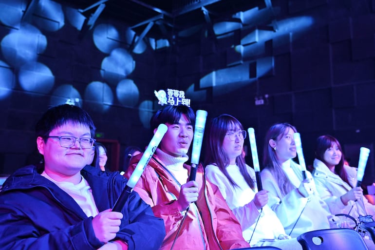 Espectadores observan a jugadoras compitiendo durante un evento de e-sports en Pekín.