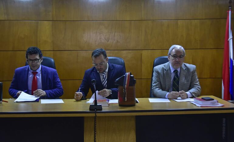 De izq. a der. los jueces Juan Pablo Mendoza, Federico Rojas (presidente) y Fabián Escobar, integrantes del Tribunal de Sentencia.