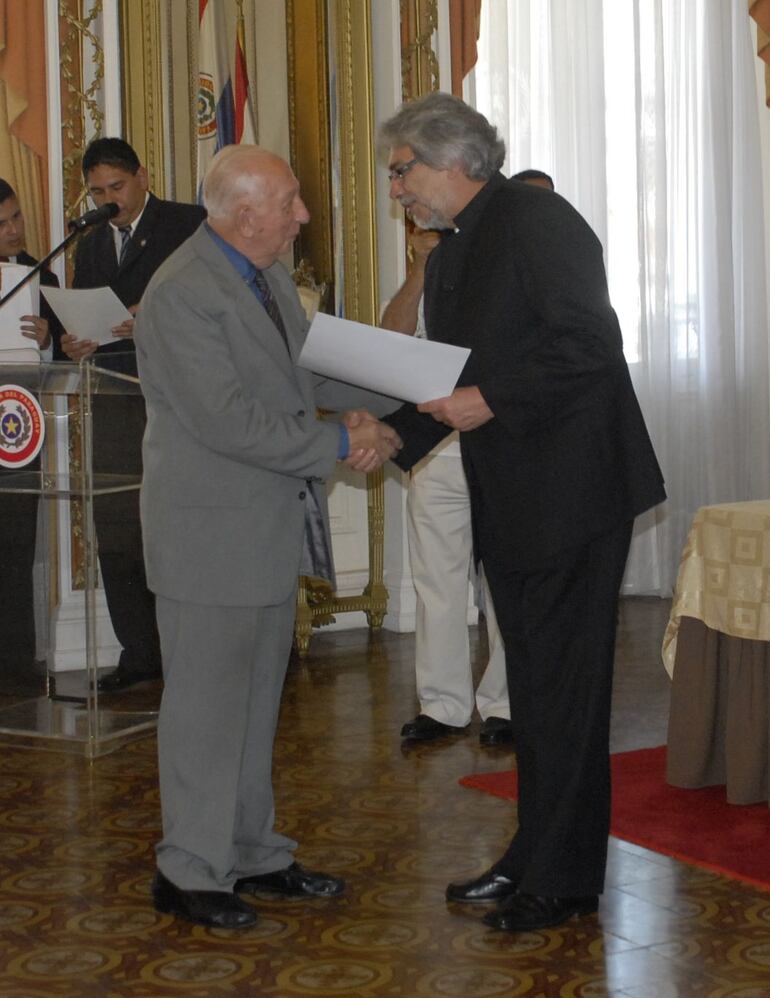 Ramiro Domínguez siendo distinguido con el Premio Nacional de Literatura en 2009, de manos del presidente en ese entonces, Fernando Lugo.