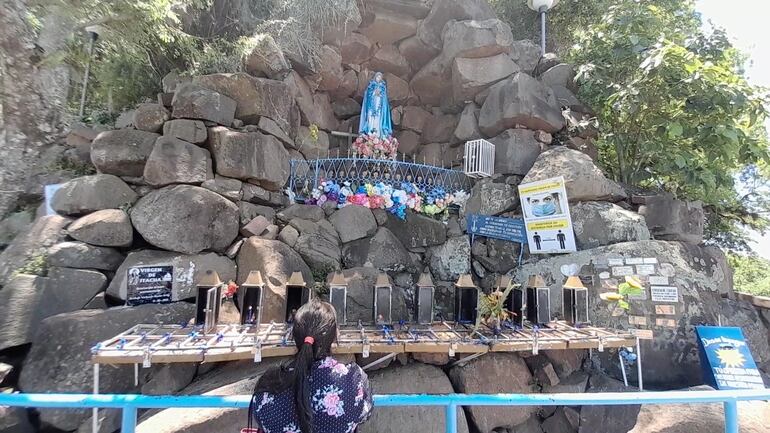 Creyentes se acercan a la gruta para realizar sus oraciones para la Virgen María de Itacuá