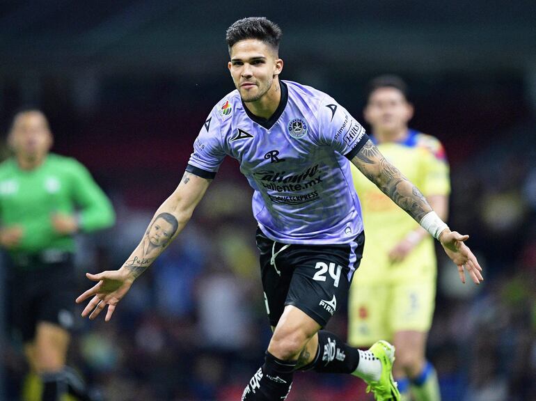 El paraguayo Luis Amarilla, futbolista del Mazatlán FC, celebra un gol en el partido ante el América por la jornada 9 del torneo Clausura 2024 de la Liga MX en el estadio Azteca, en México.