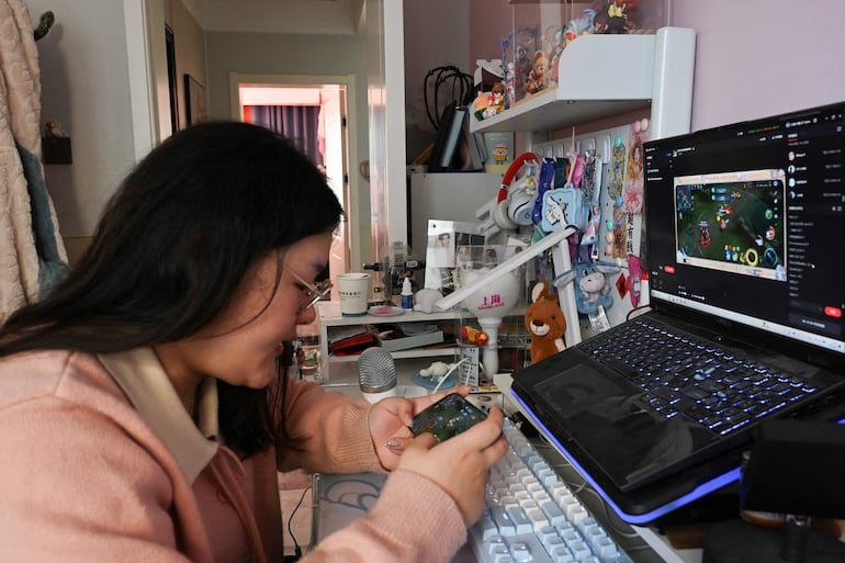 La jugadora Liu Anqi practica videojuegos en su casa en Linyi, en la provincia oriental de Shandong, China. 