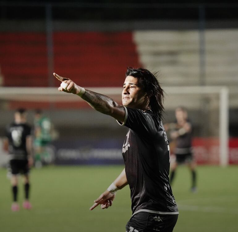 Diego Martínez celebrando su gol ante Resistencia, en la victoria de General Caballero JLM.