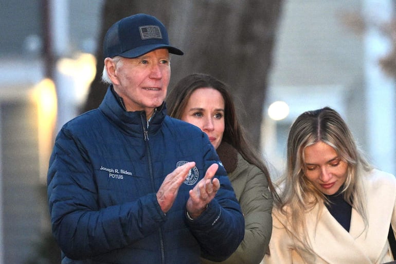 El presidente estadounidense Joe Biden aplaude mientras su hija Ashley Biden (C) y su nuera Melissa Cohen Biden asisten a la iluminación del árbol de Navidad en Nantucket (Imagen ilustrativa).