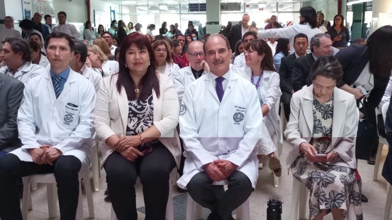 Durante la Misa, estuvo presente la rectora de la Universidad Nacional de Asunción, la Prof. Dr. Zully Vera de Molinas, junto al decano de la Facultad de Ciencias Médicas, y otras autoridades.