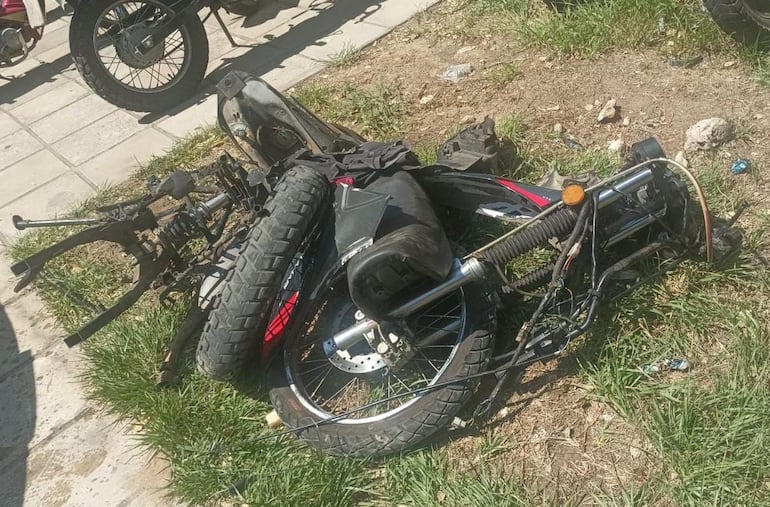 Totalmente desarmada se recuperó esta motocicleta denunciada como robada.