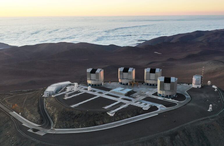 Vista aérea de la plataforma del Very Large Telescope (VLT), con sus cuatro telescopios ópticos y cuatro telescopios auxiliares móviles, en el Observatorio Paranal del Observatorio Europeo Austral (ESO), en el cerro Paranal, en la Región de Antofagasta de Chile, en el desierto de Atacama, a unos 1150 km al norte de Santiago.