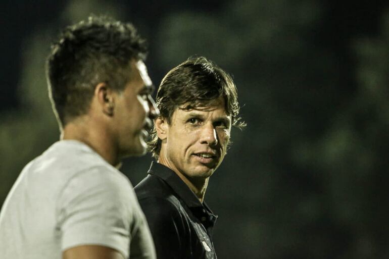 Iván Almeida (i), entrenador de Tacuary, durante la salida del equipo al campo para el partido contra Resistencia por la séptima jornada del torneo Clausura 2023 del fútbol paraguayo en el estadio Luis Alfonso Giagni, en Villa Elisa.