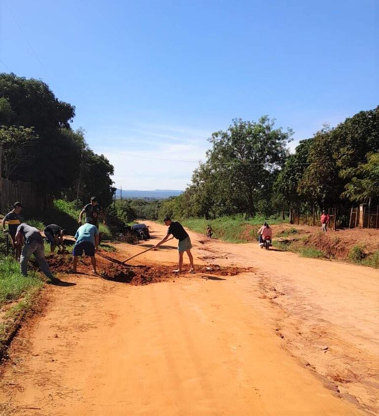 En las compañías los vecinos deben reparar las calles, ante la inoperancia del ejecutivo comunal.