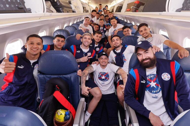 Integrantes de la Albirroja en pleno vuelo de Panamá a Estados Unidos para competir en la cuadragésimo octava edición de la Copa América.