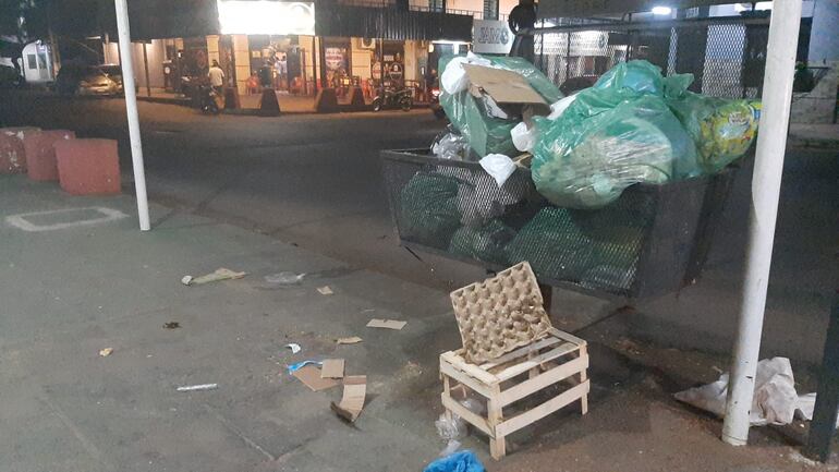 La calle Manuel Ortiz Guerrero de San Lorenzo, también quedó adornada de basuras.