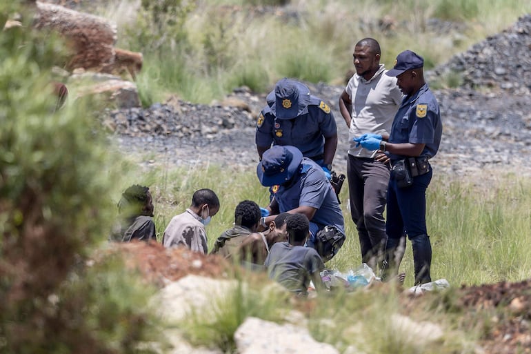 Un rescate de mineros ilegales de una mina el martes en Stilfontein, Sudáfrica.