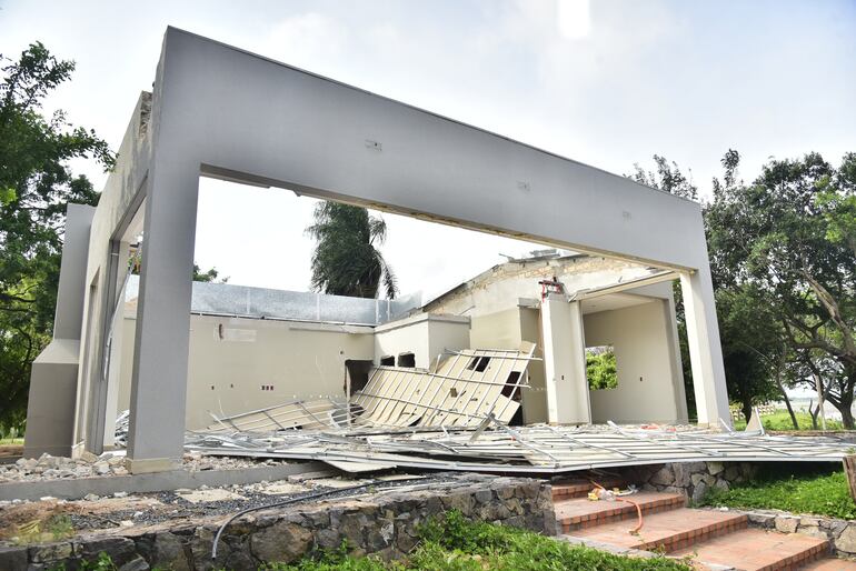 Una de las construcciones desmanteladas ayer en la fracción de la finca 916, del Ministerio de Defensa Nacional.