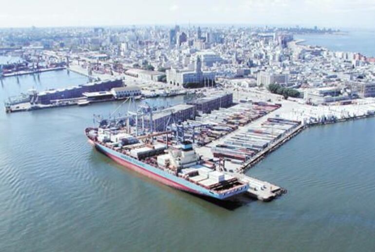 Vista aérea del Puerto de Montevideo (foto del sitio www.megaconstrucciones.net).