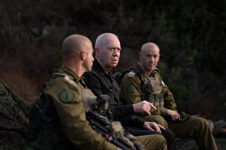  El ministro de Defensa israelí, Yoav Gallant (C) junto a miembros del ejército de Israel. 