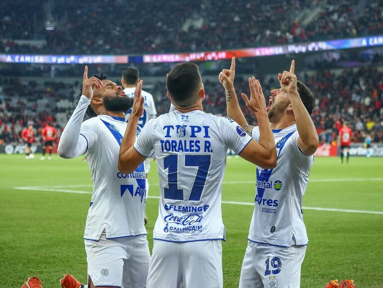 Los jugadores del Sportivo Ameliano celebran un gol en el partido frente al Athletico Paranaense por la última fecha de la fase de grupos de la Copa Sudamericana 2024 en el estadio Arena da Baixada, en Curitiba.