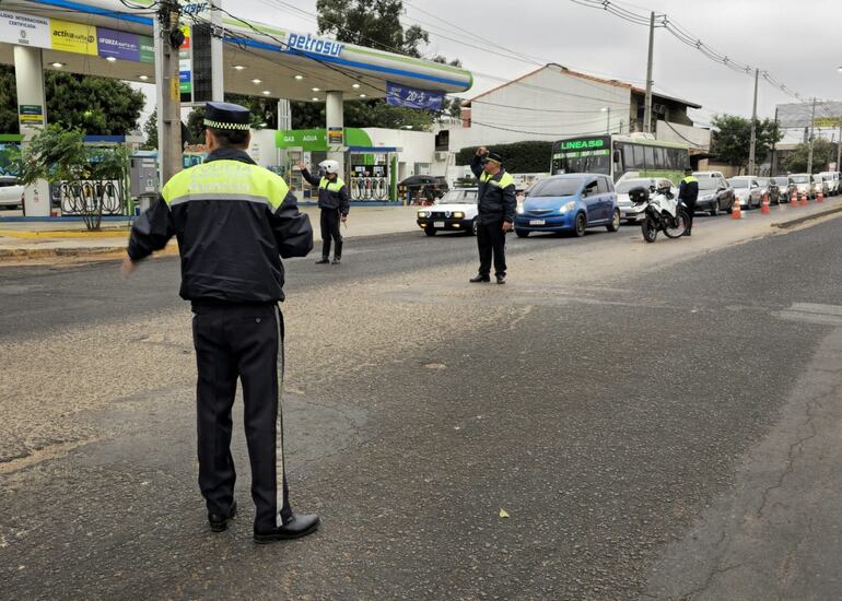 Agentes de la PMT acompañan los cambios realizados en los cruces semafóricos sobre Madame Lynch en un mediaciones del CIT.