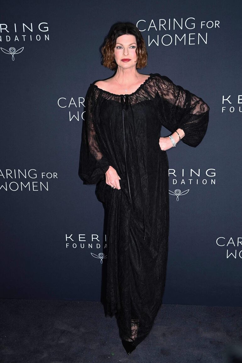 Con un look "Total Black", la modelo canadiense Linda Evangelista llegó a la cena Caring for Women de la Fundación Kering en The Pool en la ciudad de Nueva York. (Andrea RENAULT / AFP)