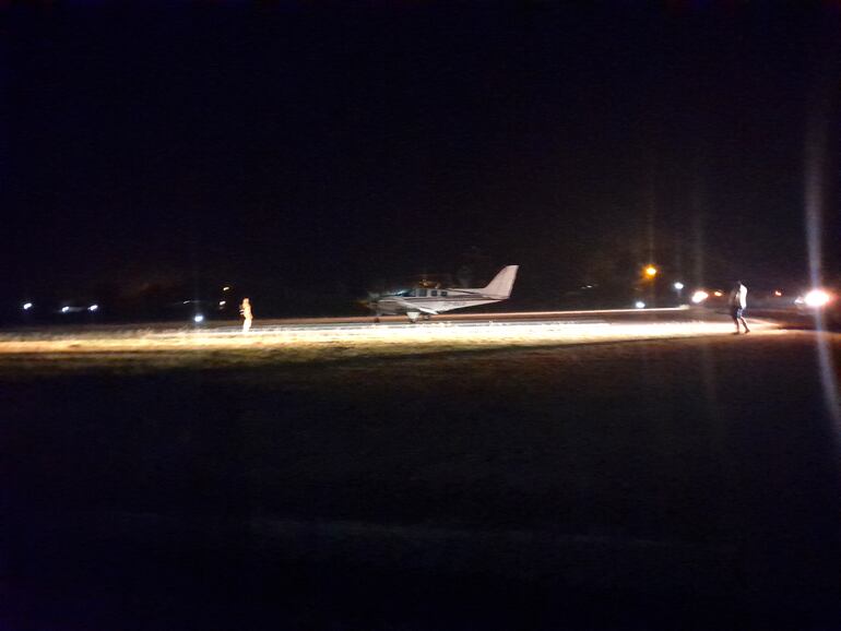 Las luces de automóviles y motocicletas ayudaron al aterrizaje y despegue de este avión en el aeropuerto de Fuerte Olimpo para llevar a un enfermo.