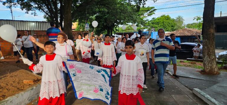 Fieles católicos participaron de la   caminata por la familia en la ciudad de Villa Elisa,