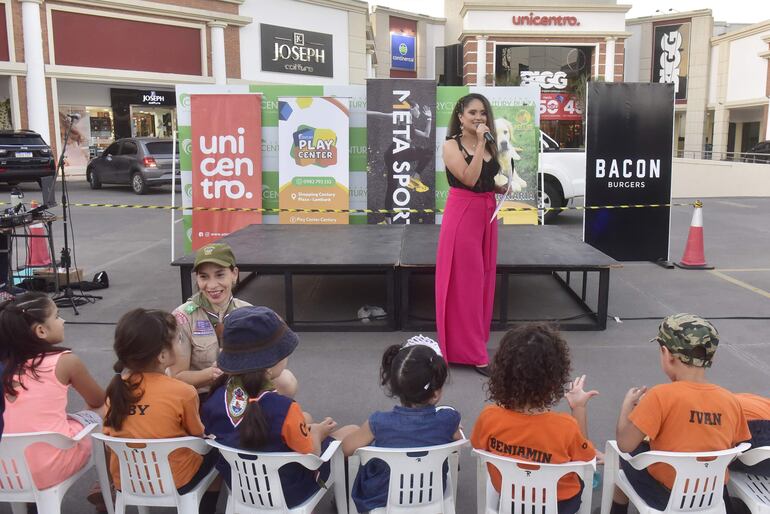 Los niños fueron agasajados con un show infantil en el marco del aniversario del Shopping Century Plaza.