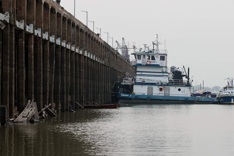 Embarcaciones estacionadas en el puerto del río Paraguay, en Asunción.