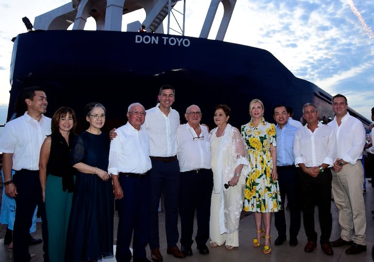 Directivos de Toyotoshi y el presidente de la República, Santiago Peña, en la botadura del buque Don Toyo.