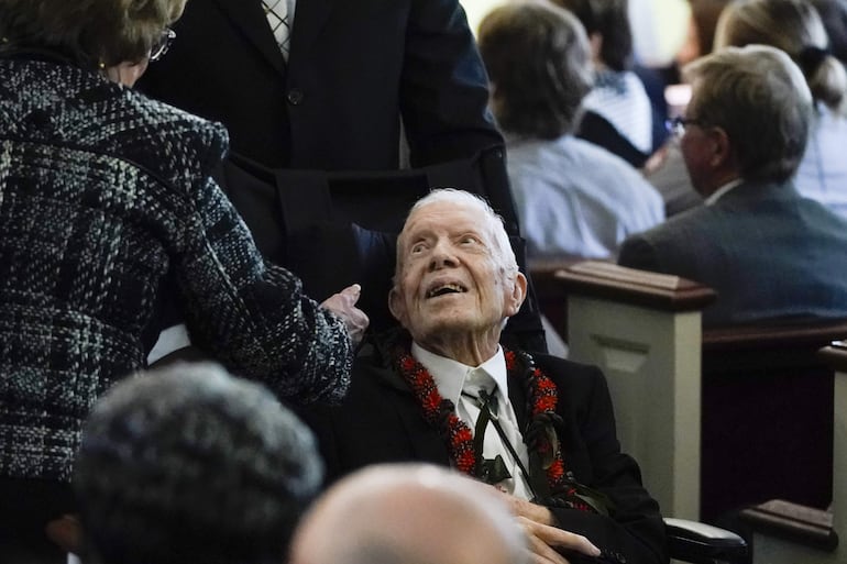 El expresidente Jimmy Carter saludando a personas en el funeral de su esposa, Lady Rosalynn Carter, en Georgia (EE. UU). 