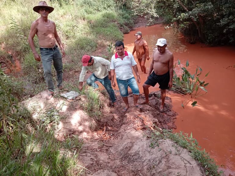 Pobladores denuncian la contaminación de un arroyo en Paso Yobái.