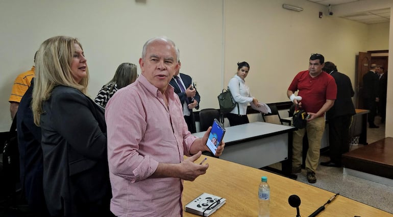 Walter Bower, ex ministro del Interior declarado como culpable de tortura junto a los comisarios Osvaldo Vera (remera roja) y Merardo Palacios (remera naranja).