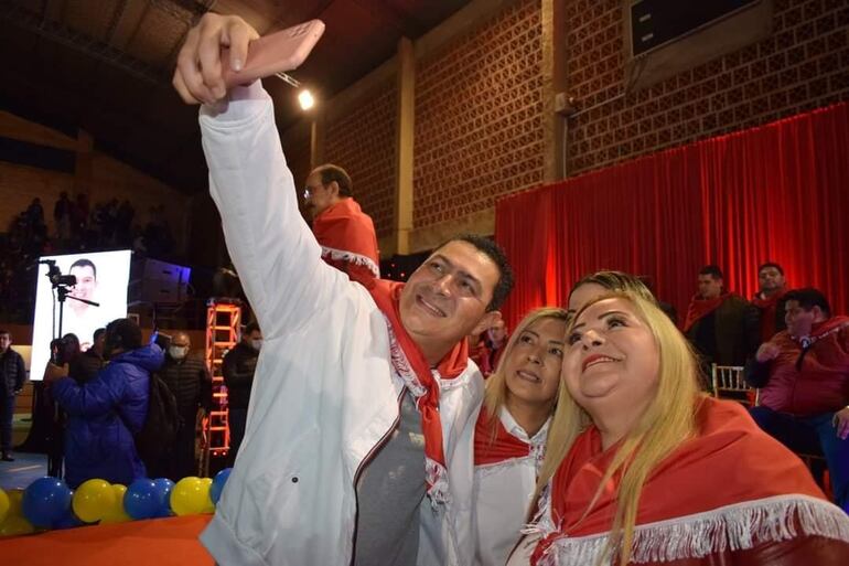 Carlos Echeverría (izq) intendente de Luque abrazado con la presunta planillera del Congreso Nacional María Laura Miers Espínola (medio) y otra mujer.