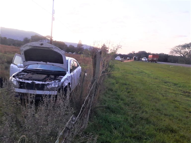 El automóvil Toyota Allion tras el choque salió de la calzada, pasó el cercado donde quedó con daños materiales.