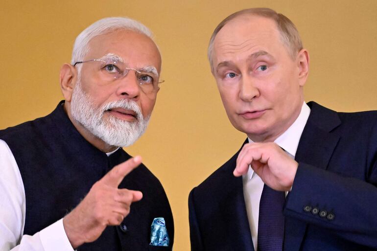 El presidente de Rusia, Vladimir Putin (d) y el primer ministro de la  India, Narendra Modi.