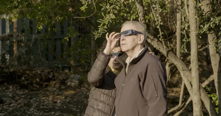 Augusto y Paulina durante la observación de un eclipse en "La memoria infinita".