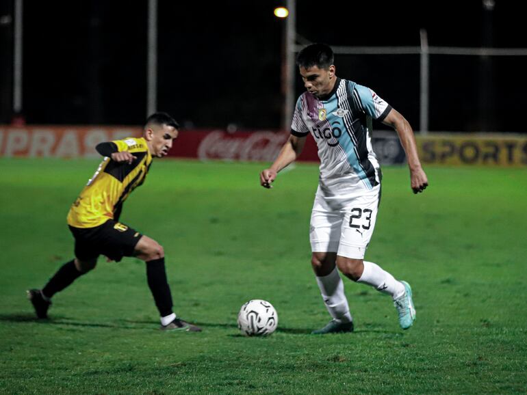 Diego Gómez (d), jugador de Libertad, domina el balón frente a Romeo Benítez, futbolista de Guaraní, en el partido de la segunda fecha del torneo Clausura 2023 del fútbol paraguayo en el estadio Rogelio Livieres, en Asunción.