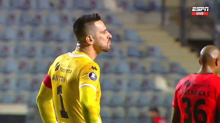 El paraguayo Antony Silva, jugador de Nacional, lamenta el gol que recibió en el partido de vuelta de la Fase 3 de la Copa Libertadores 2024.