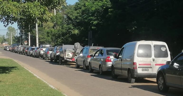 Filas de autos esperando en el Puerto de Pilar, para cruzar en balsa hasta Puerto Cano, provincia de Formosa, Argentina. El Gobierno anunció que reforzarán los controles fronterizos en Formosa.