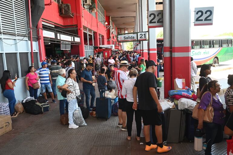 Así se encuentra la “Estación de buses de Asunción” al mediodía de este viernes. Numerosas personas viajan al interior por la Navidad.